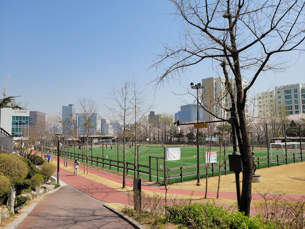 还有油！杰夫-格林12中6拿到13分 拼下3个前场篮板.