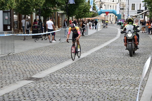 快船小将小德里克-琼斯的出场时间缩减，暴露出球队未发挥其潜力.